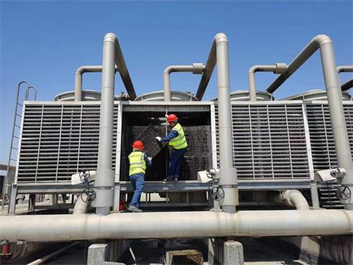 圓形冷卻塔采用加熱板來保溫的方法,圓形冷卻塔安裝